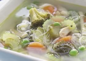 recipe image Bouillon de poule aux légumes et pâtes de riz