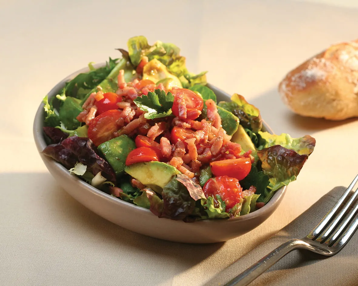 recipe image Salade d’avocats, tomates cerises et lard