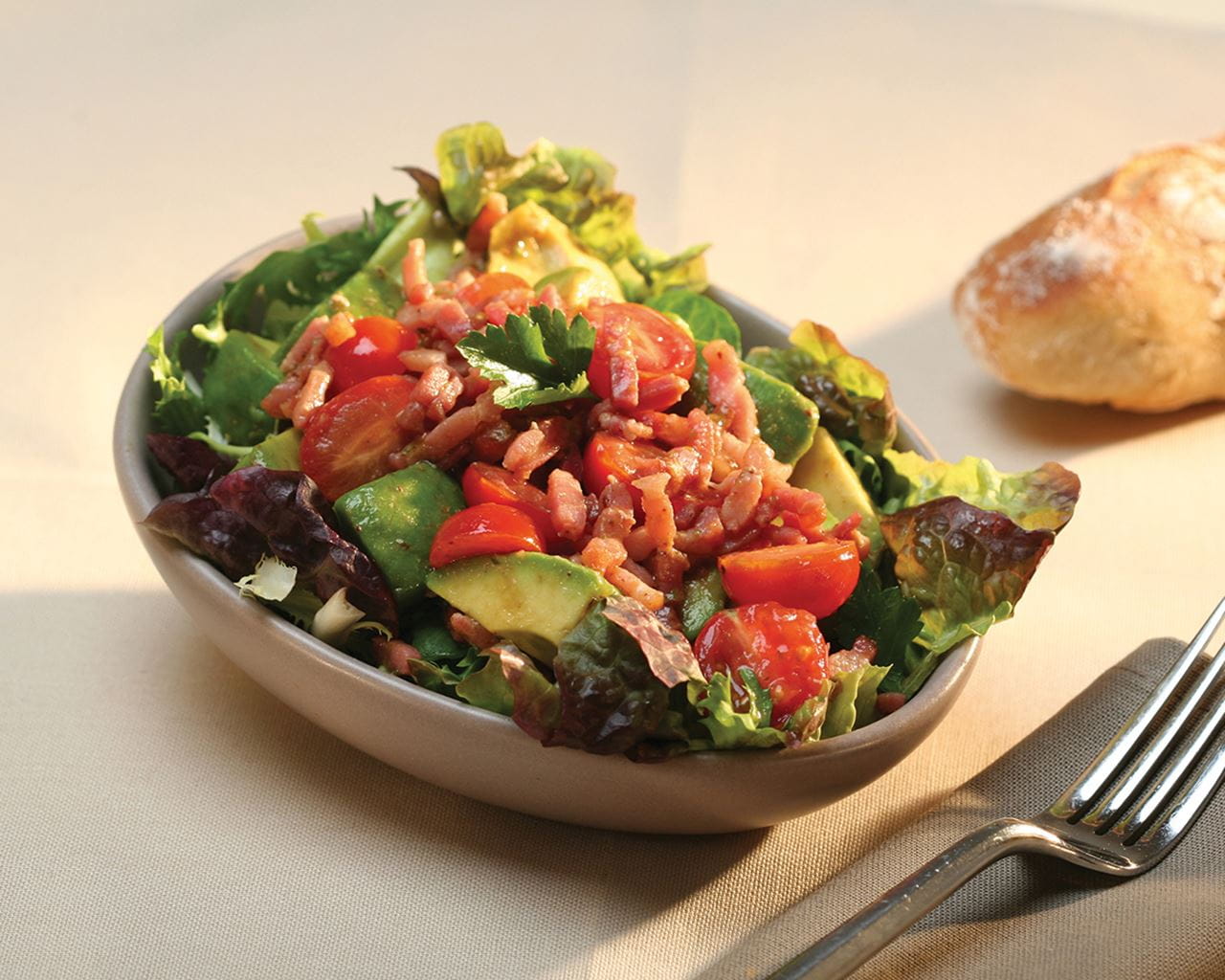 recipe image Salade d’avocats, tomates cerises et lard
