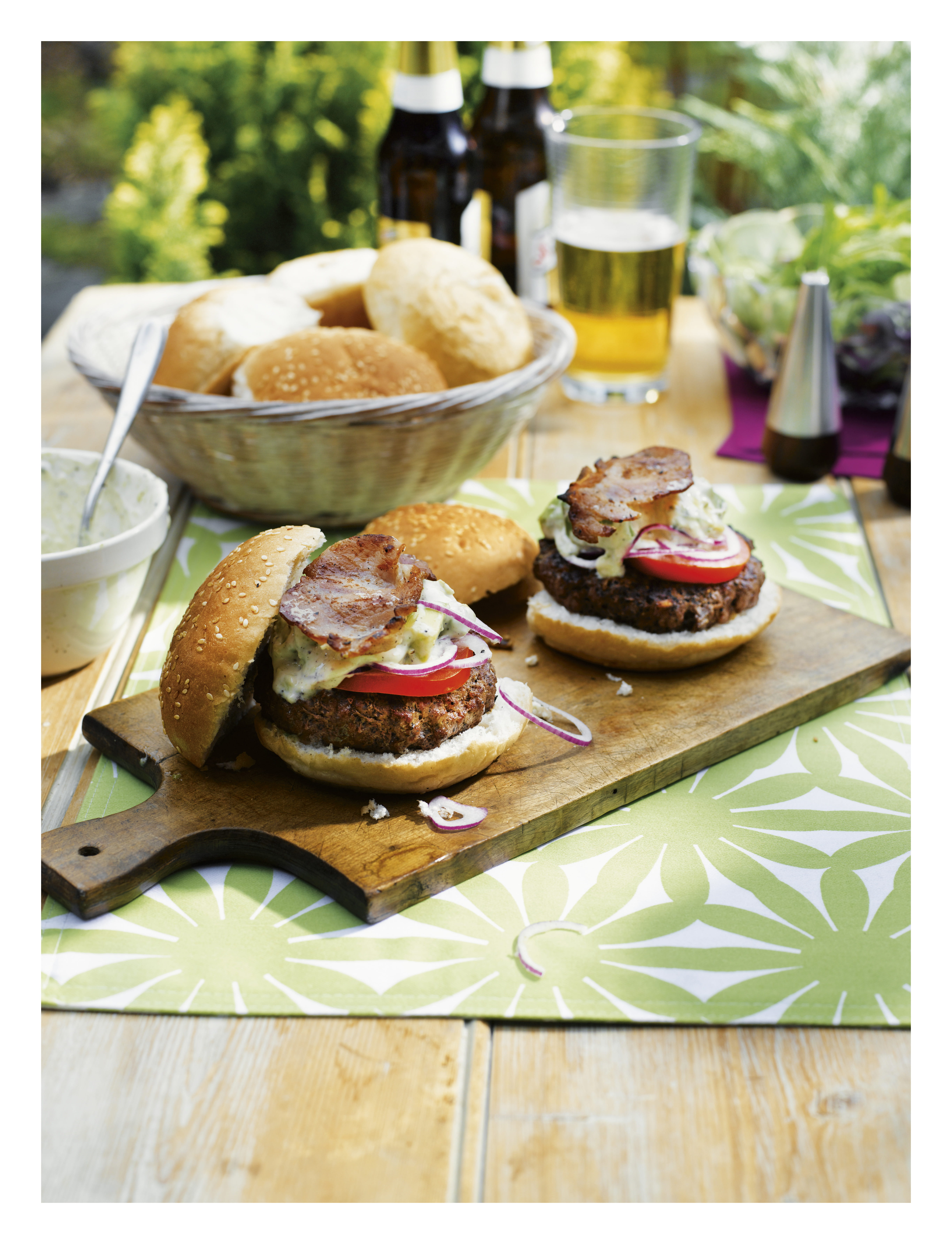 recipe image Hamburger au bacon et mayonnaise à l’avocat