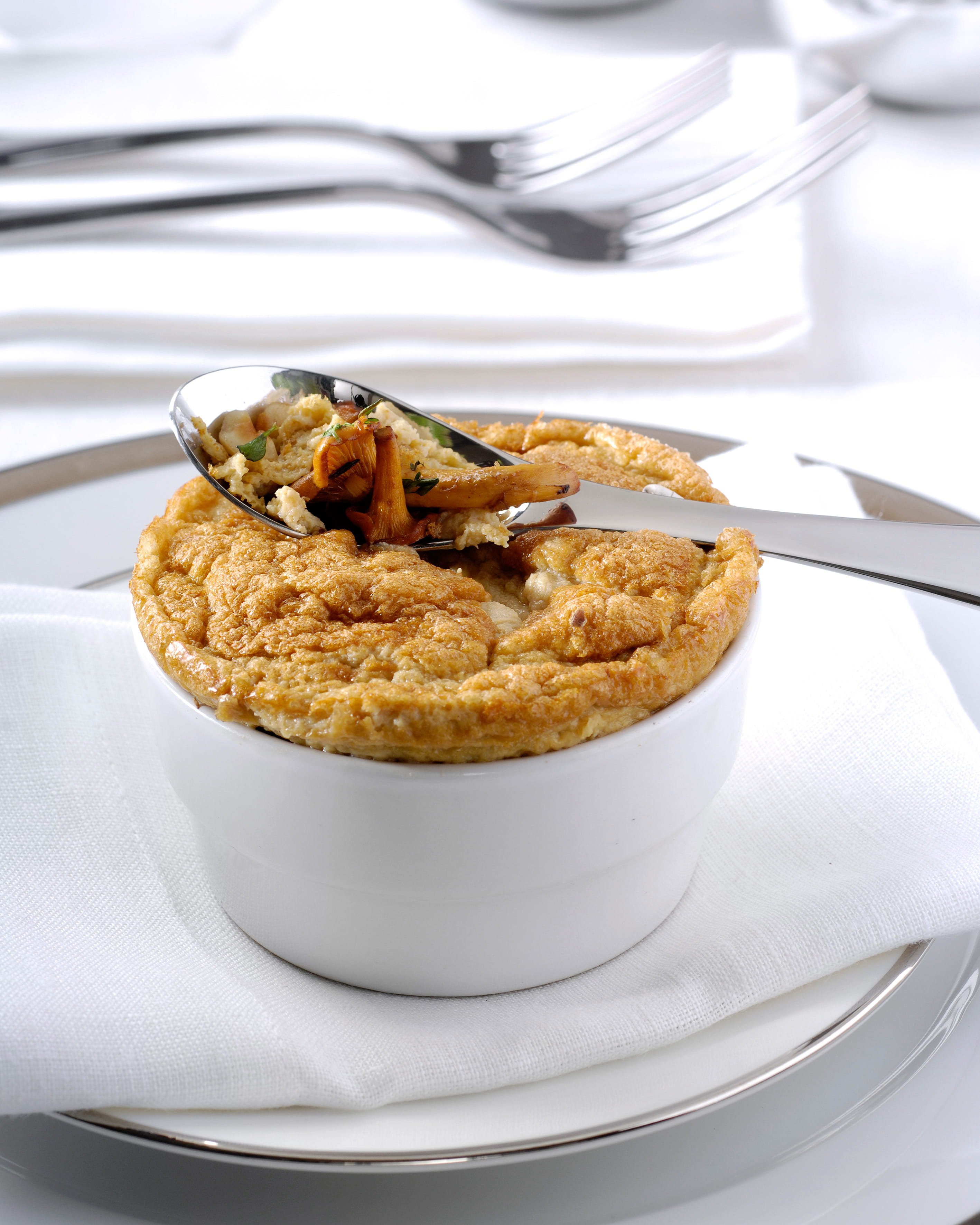 recipe image Soufflés de chanterelles aux noisettes