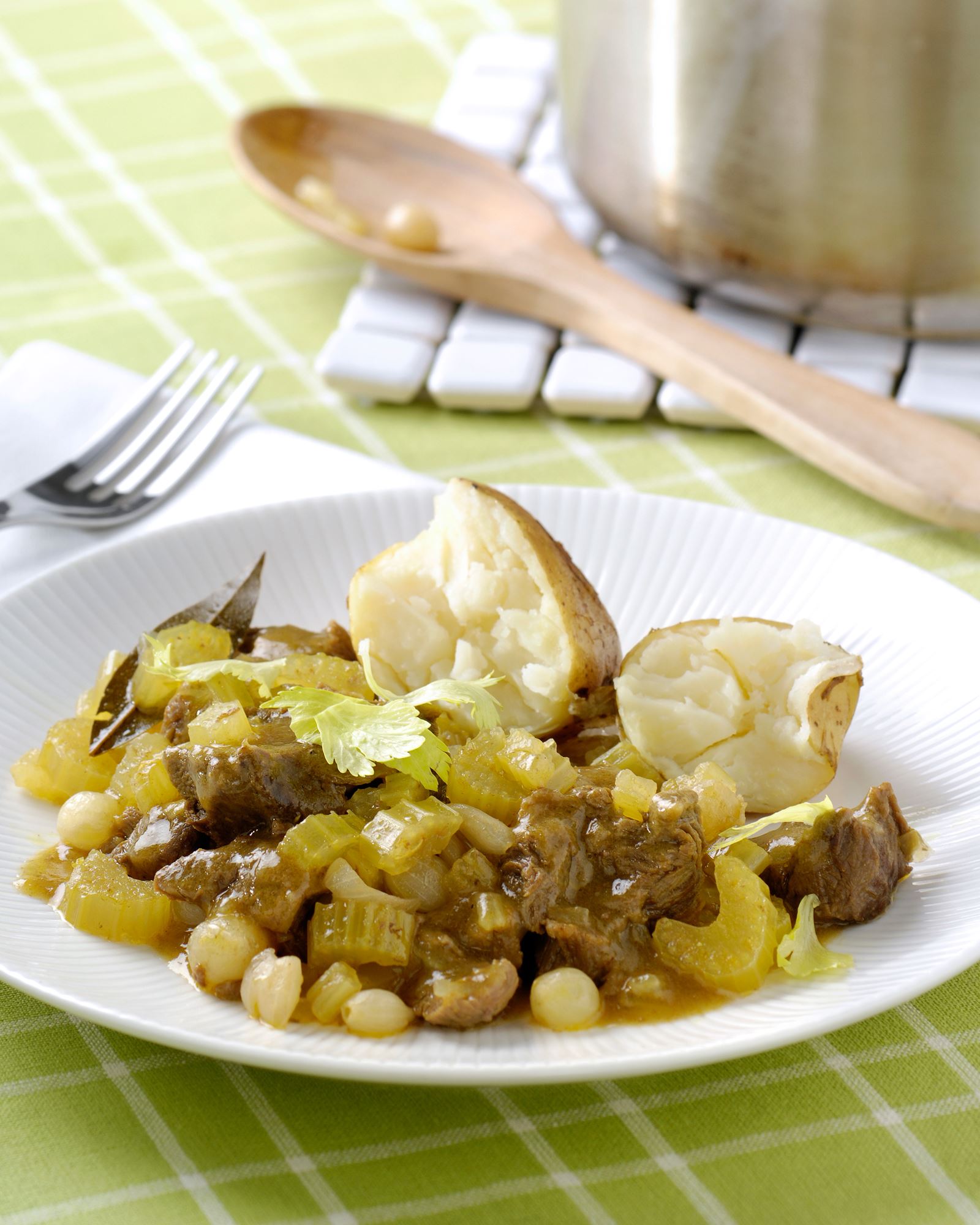recipe image Ragoût de boeuf au laurier, céleri, petits oignons et nouvelles pommes de terre