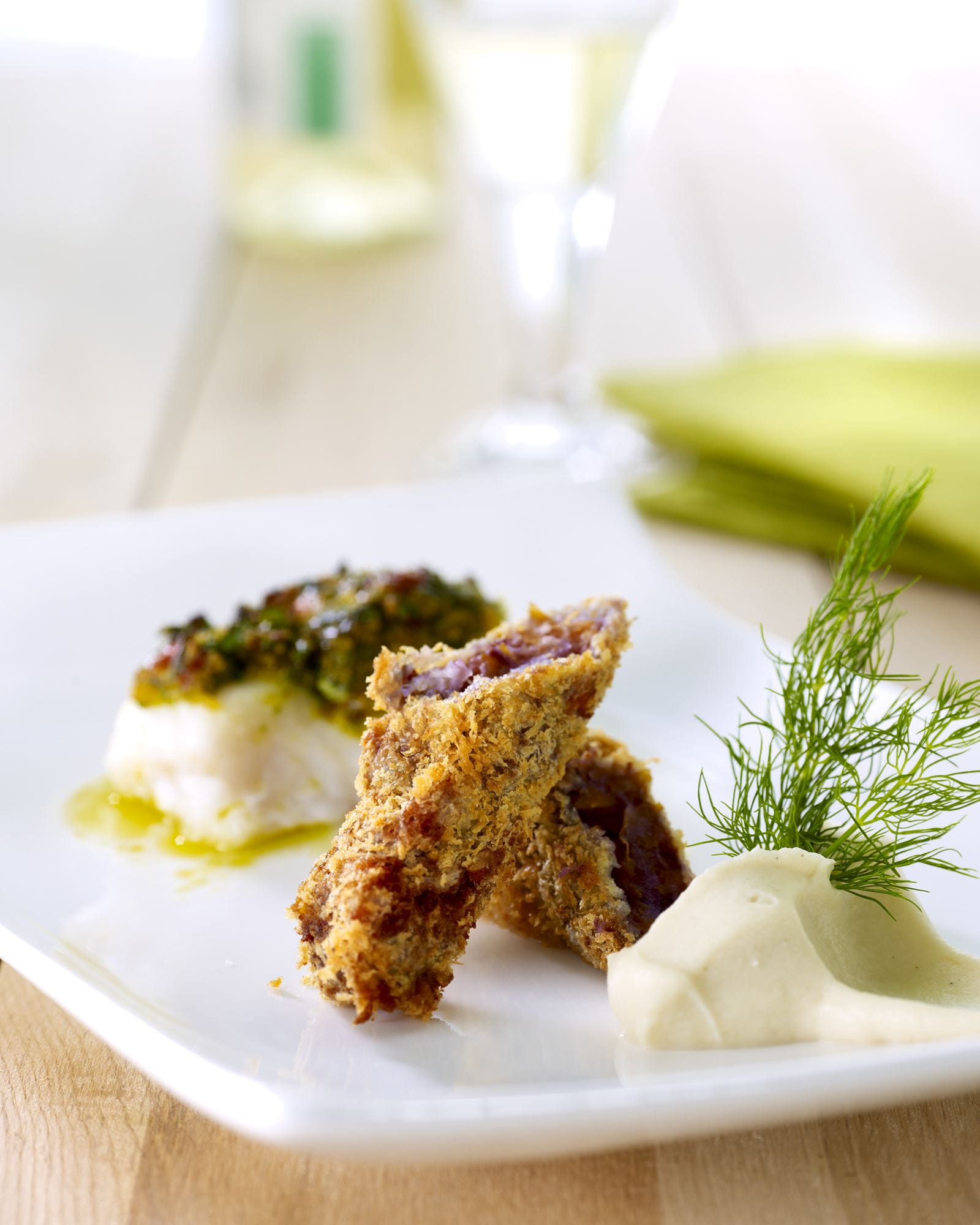 recipe image Cabillaud dans sa croûte aux herbes, mousse de céleri-rave et frites de carottes