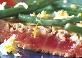 recipe image thon grillé aux haricots verts, citron, ail et œuf