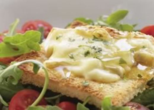 recipe image toast au brie avec une salade de roquette