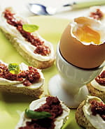 recipe image Oeufs à la coque et leurs mouilettes à l'Effi Léger & Frais Nature et pesto de tomates séchées