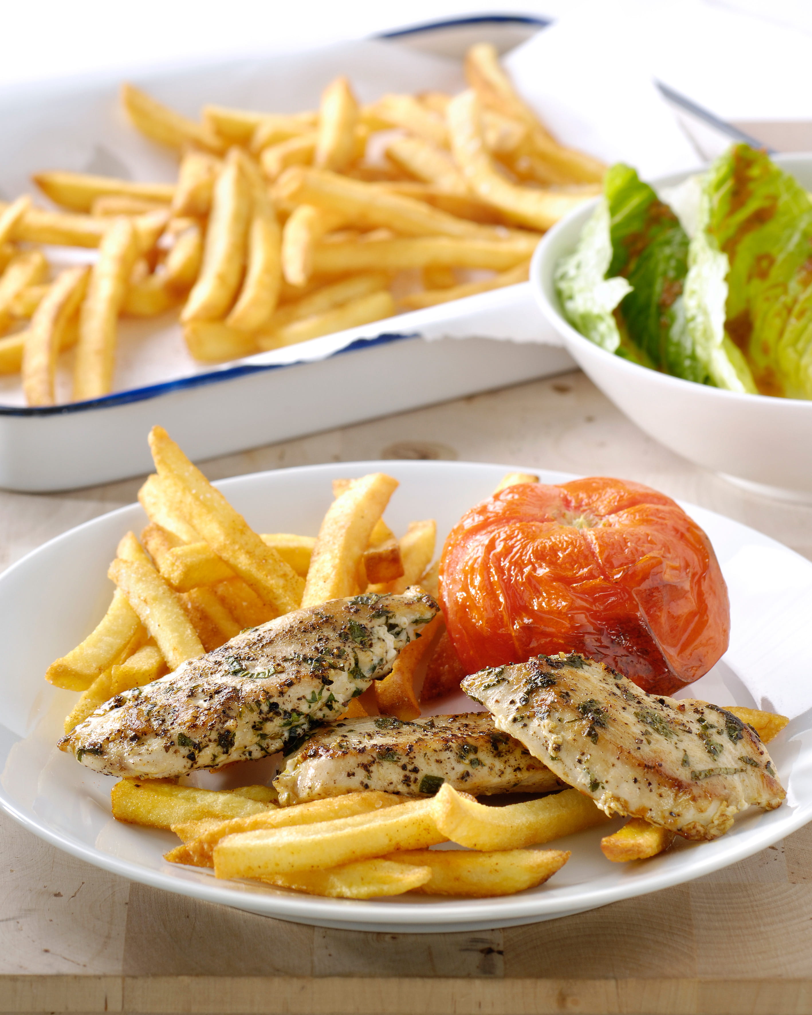 recipe image Poulet frit avec des frites épicées, tomates grillées et salade verte