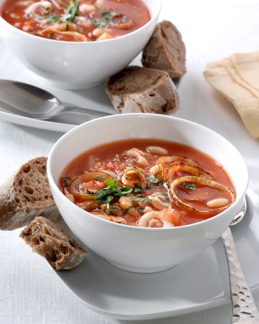 recipe image Soupe de poissons et de haricots aux tomates et oignons frits