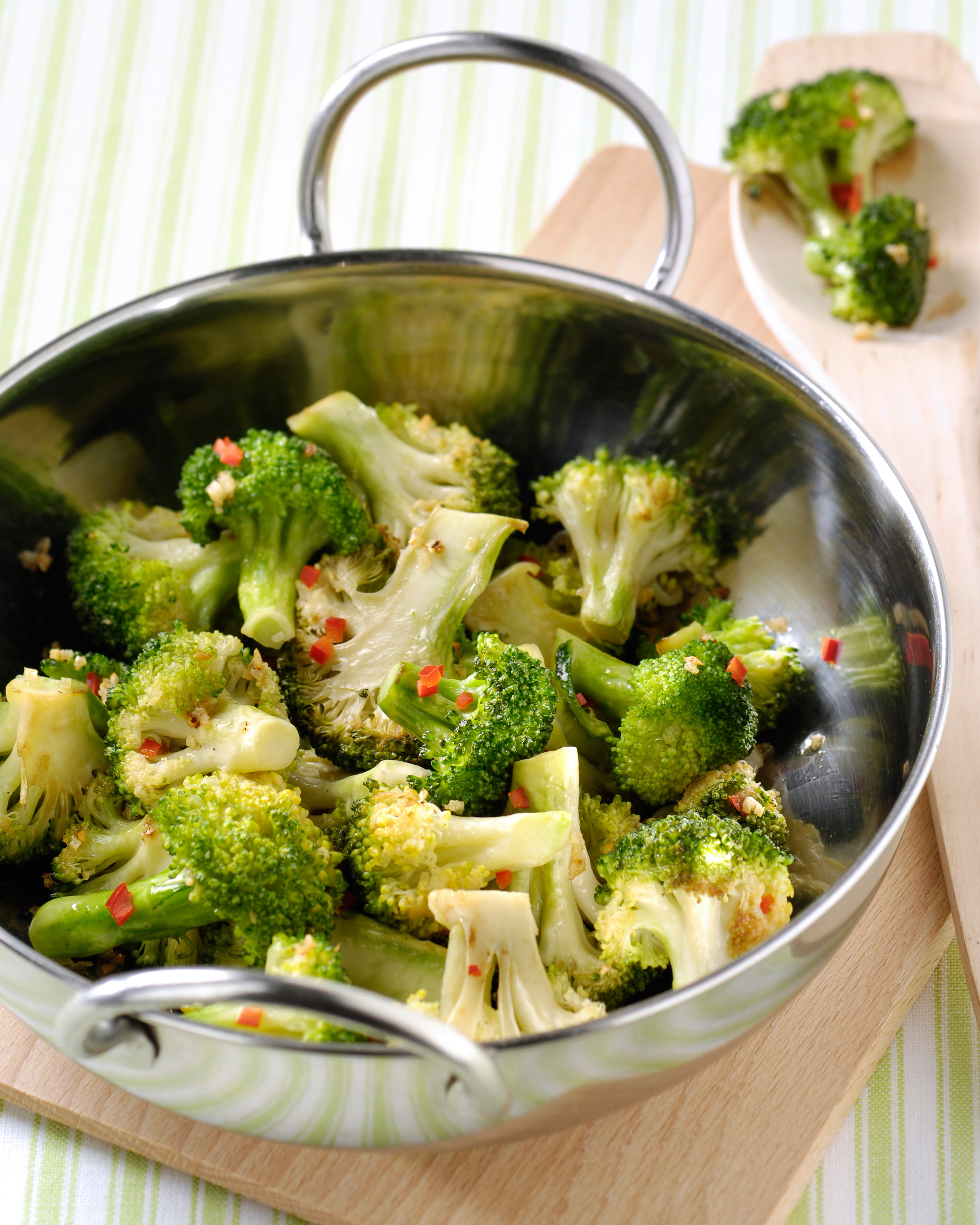 recipe image Brocolis piquants à l’ail et au piment