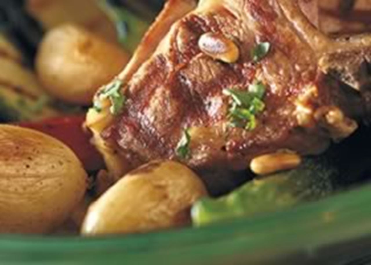 recipe image Côtelettes d'agneau aux légumes grillés et petites pommes de terre aux pignons d