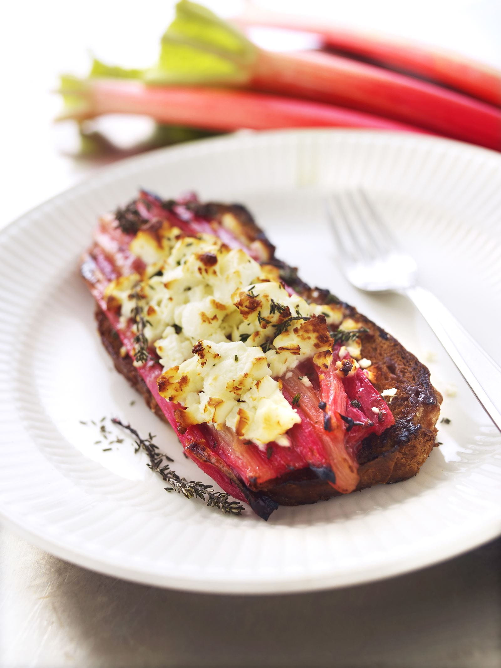 recipe image Craquelin à la compote de rhubarbe et feta