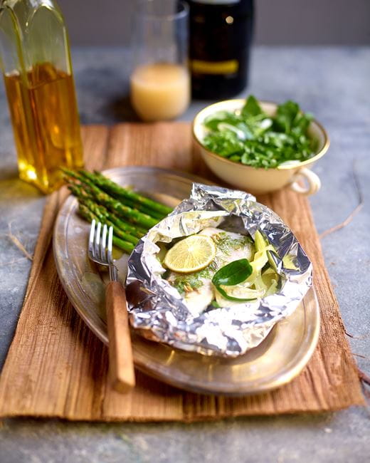 recipe image Loup de mer au fenouil, salicorne et salade d’herbes fraîches