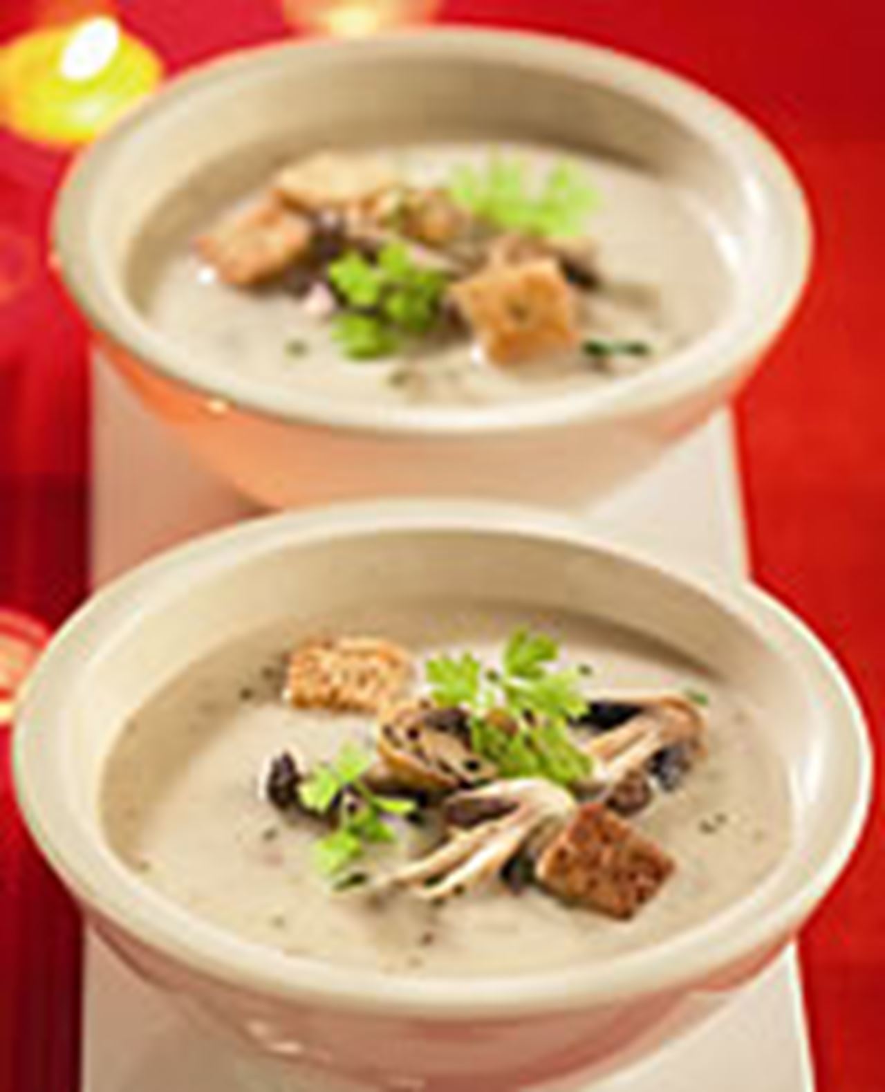 recipe image Recette express: Soupe forestière aux chanterelles, cerfeuil, croûtons et cognac