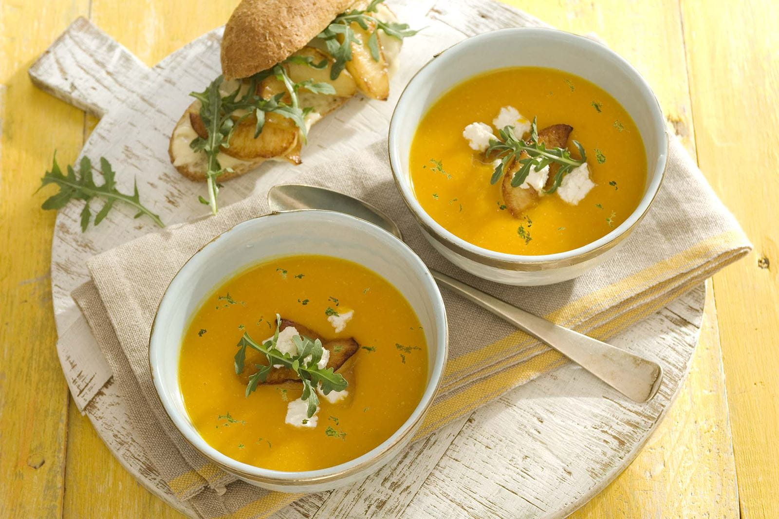 recipe image Soupe au potimarron avec des pommes cuites et du fromage de chèvre