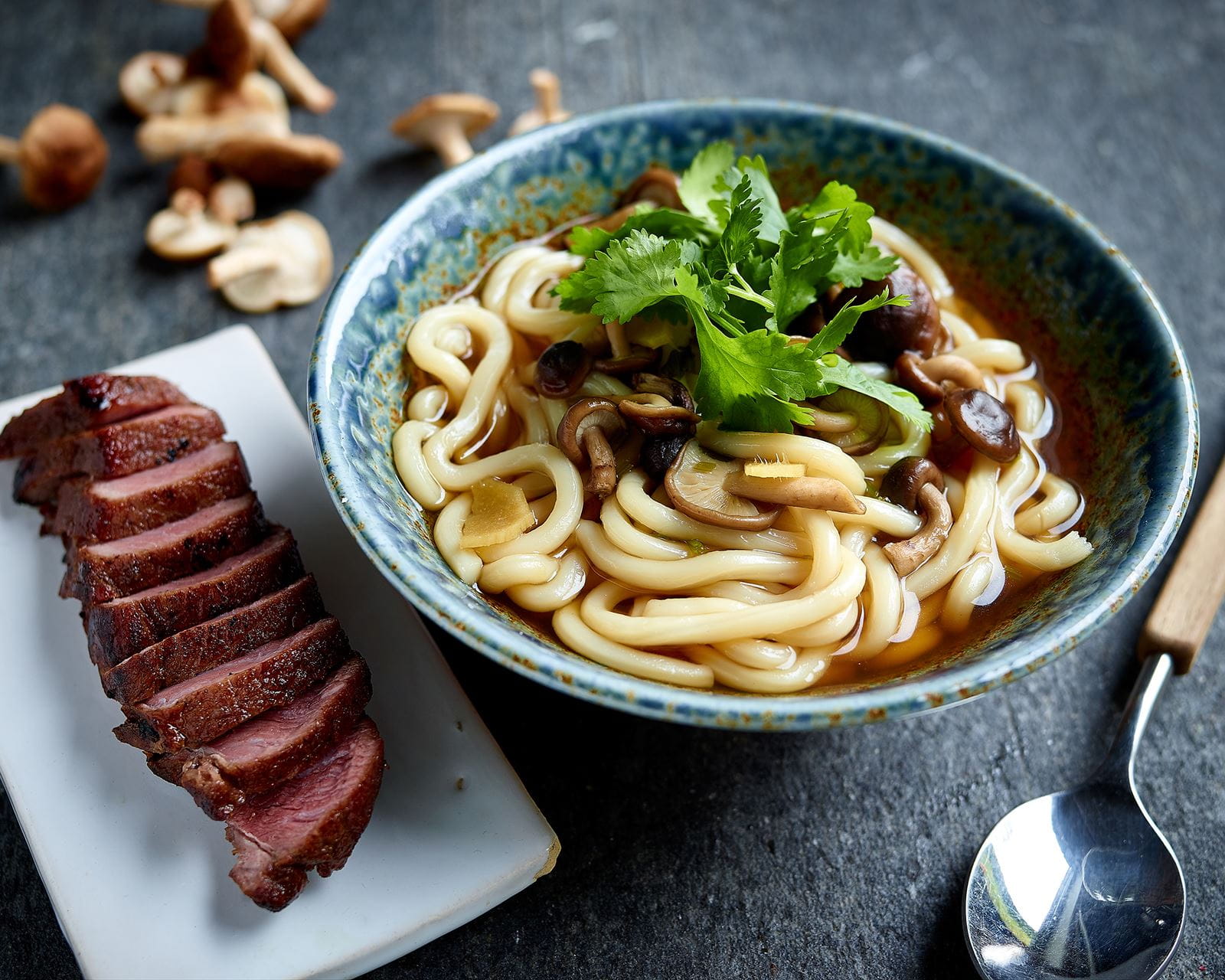 recipe image Filet de sanglier teriyaki, nouilles udon et shiitake