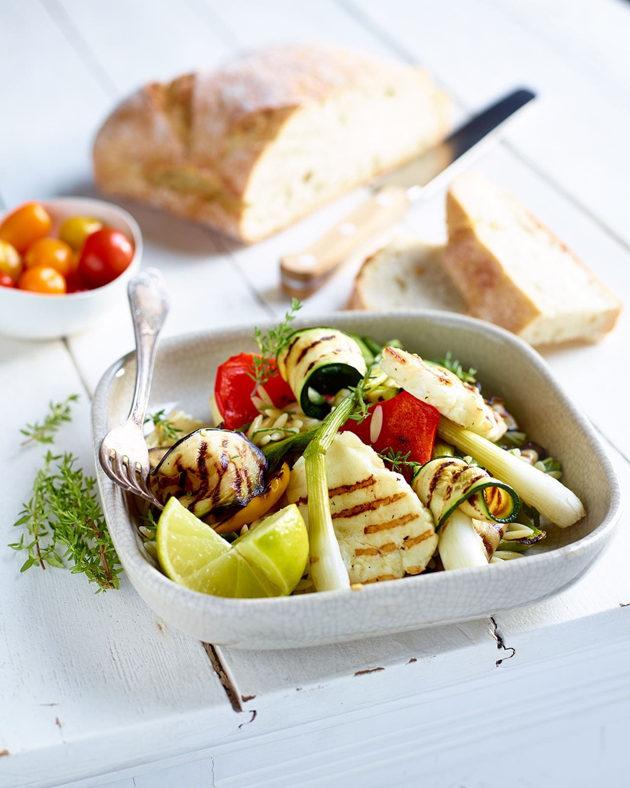 recipe image Halloumi grillé aux légumes d’été et pâtes orzo