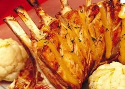 recipe image Carré d'agneau grillé au thym farci à l'emmental grand cru