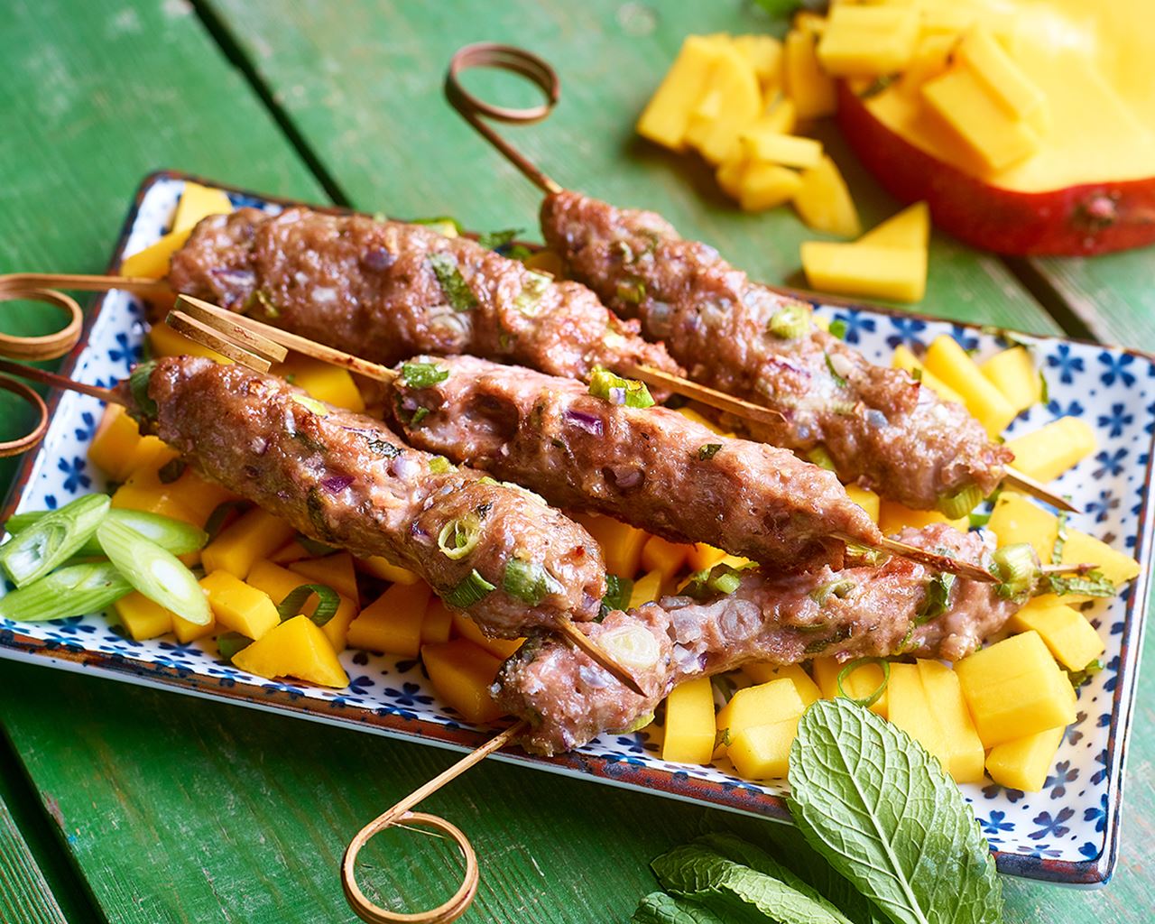 recipe image Brochettes d’agneau avec salade de mangue à la menthe