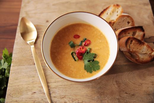 recipe image Soupe au chou-fleur, au curry et au lait de coco