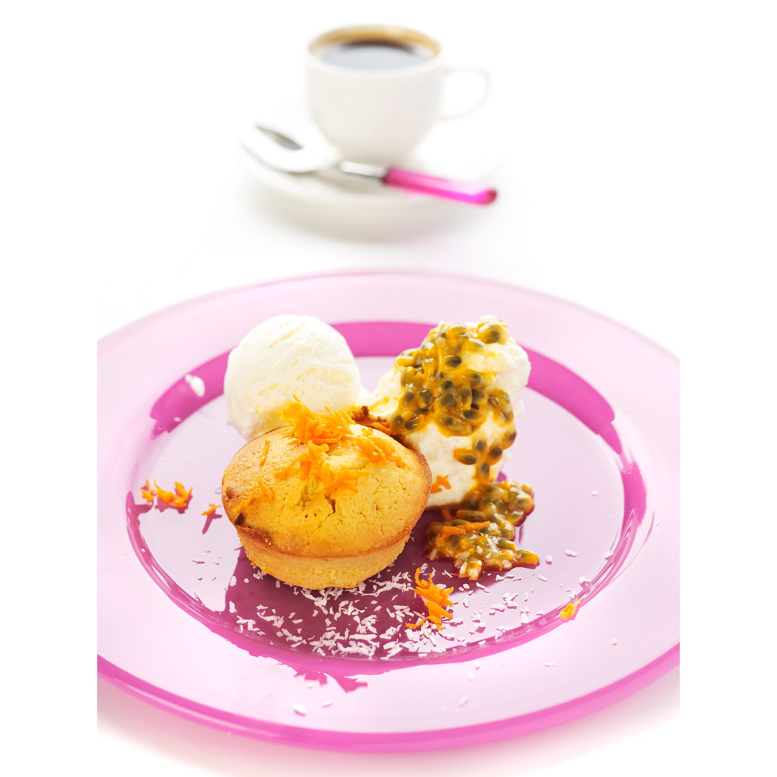 recipe image Cake au carottes, glacé vanille  fruits de la passion et crème à la noix de coco