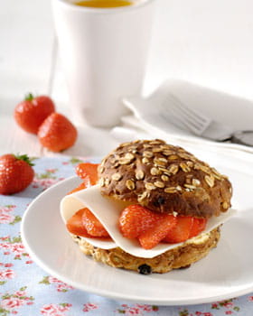 recipe image Petit pain au muesli au fromage de chèvre et aux fraises