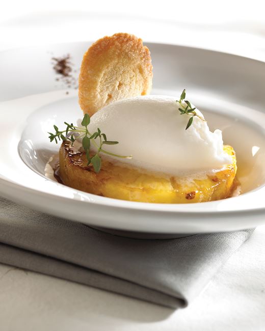 recipe image Ananas rôtis au romarin et au thym, crème glacée au miel, petit biscuit breton