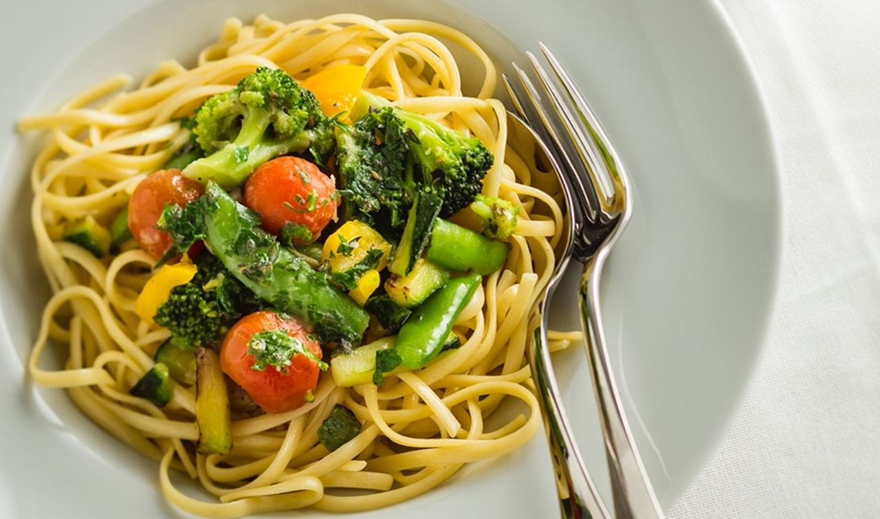 recipe image Pâtes aux légumes sautés, pommade de becel gold aux herbes