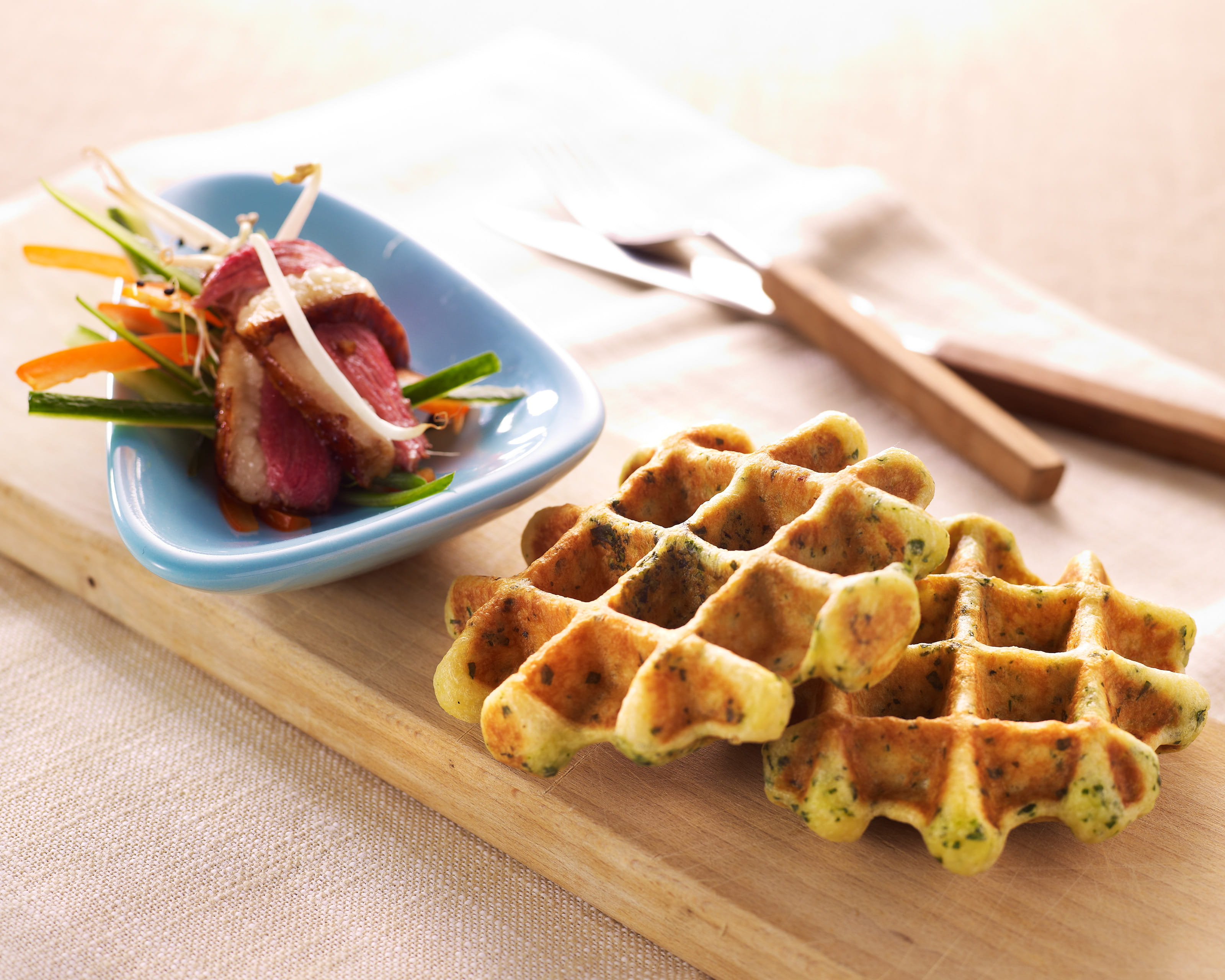 recipe image Gaufres salées aux épinards, salade croquante et filet de canard fumé