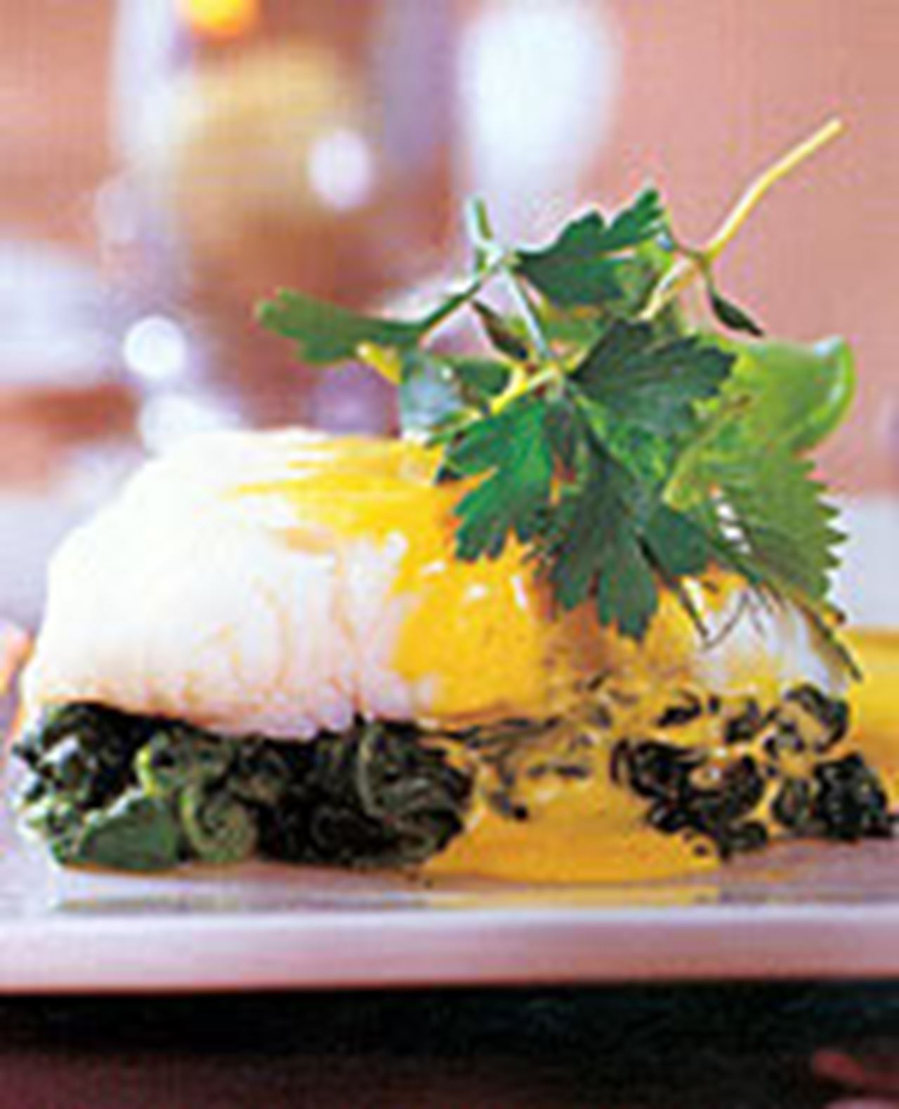 recipe image Cabillaud poché aux épinards, sauce hollandaise allégée et fines herbes