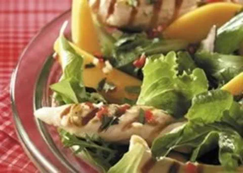 recipe image Salade de poulet grillé aux mangues, citron vert et coriandre