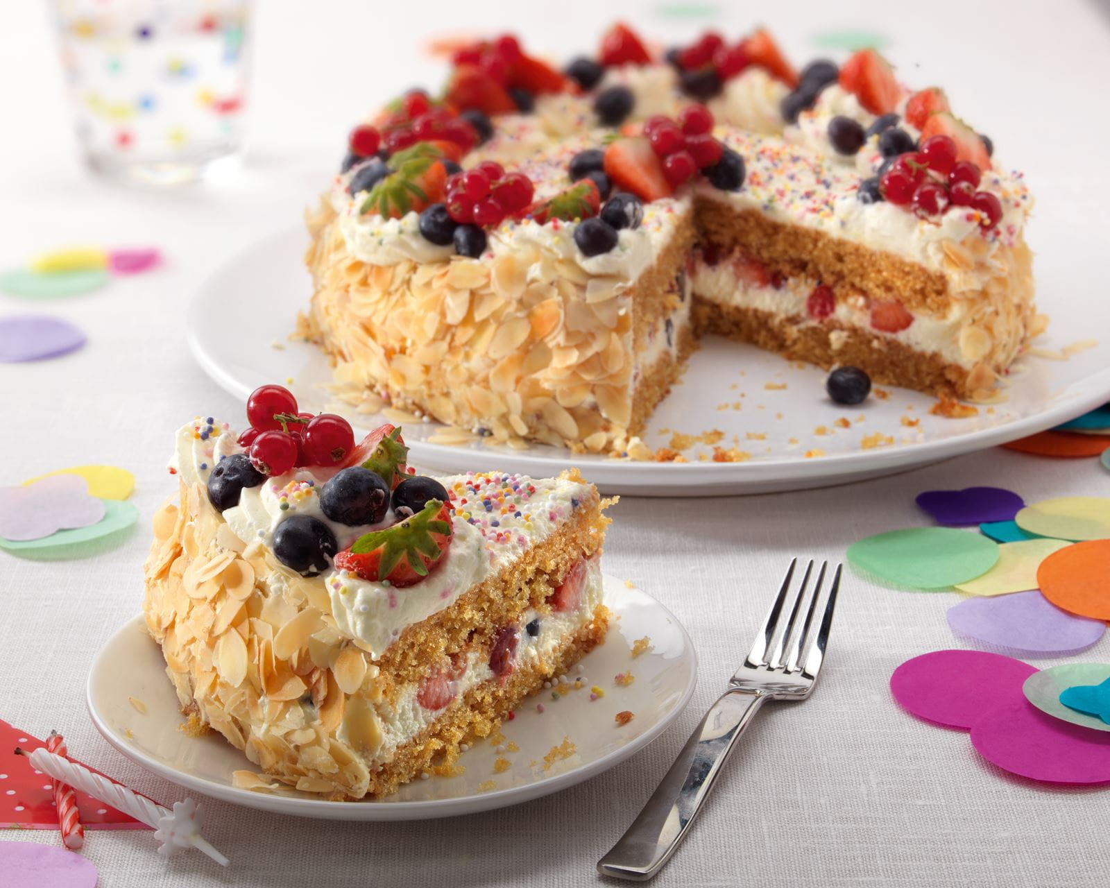 Gâteau d'anniversaire à la crème et aux fruits frais