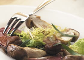 recipe image Salade de bolets sautés et de canard fumé à l'huile de noix