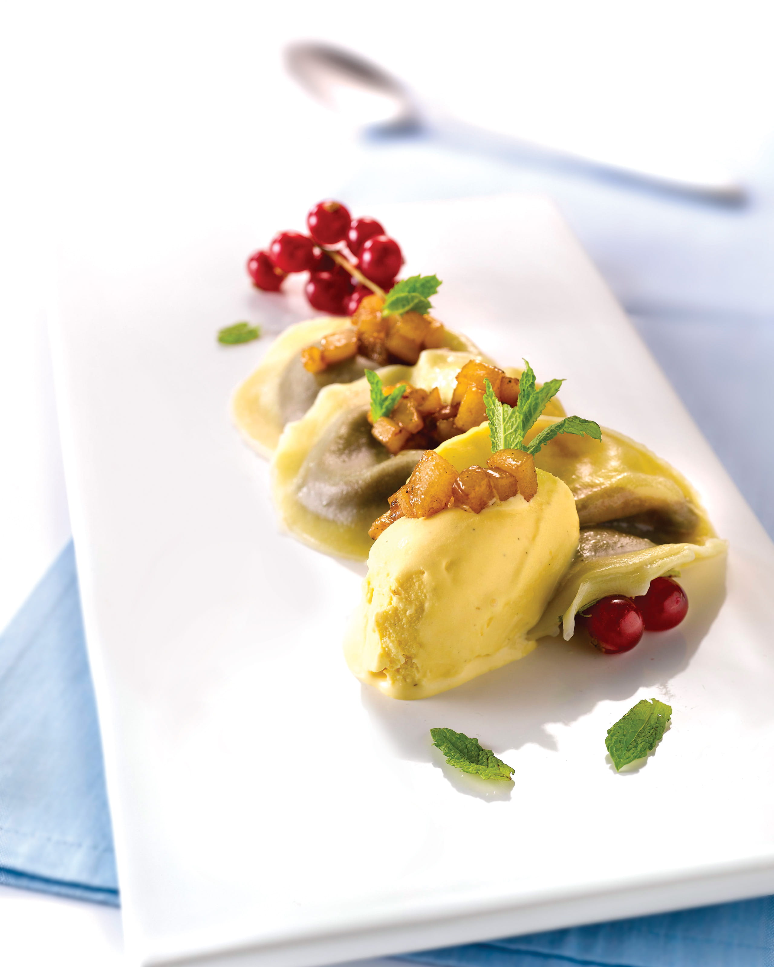 recipe image Ravioles au chocolat noir, brunoise de poire et crème glacée