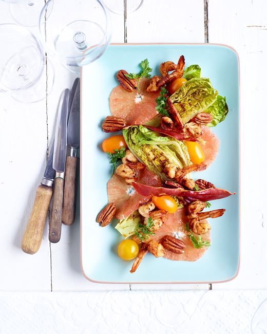 recipe image Salade de scampis marinés au pamplemousse et aux noix de pécan caramélisées