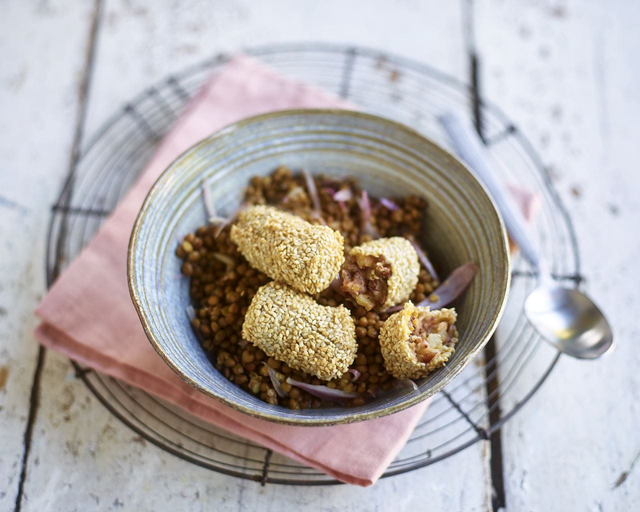 recipe image Croquettes d’épeautre et de lentille, carottes, pecorino & salade de lentilles