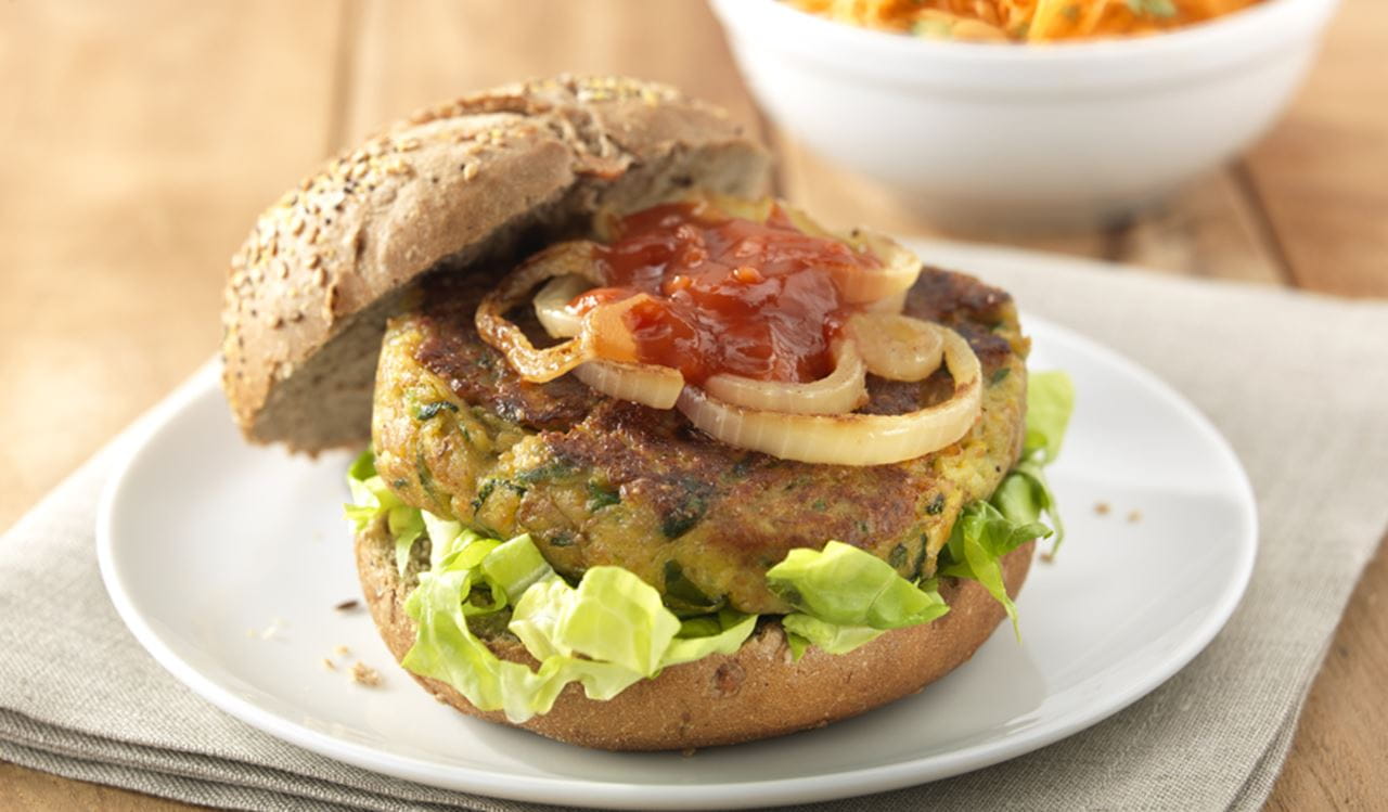 recipe image Burgers végétariens à la courgette avec salade d’orange et de carottes