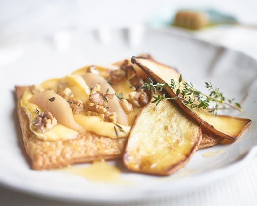 recipe image Amuse-bouche de pâte feuilletée avec poire de Hesbaye et Brugge Blomme