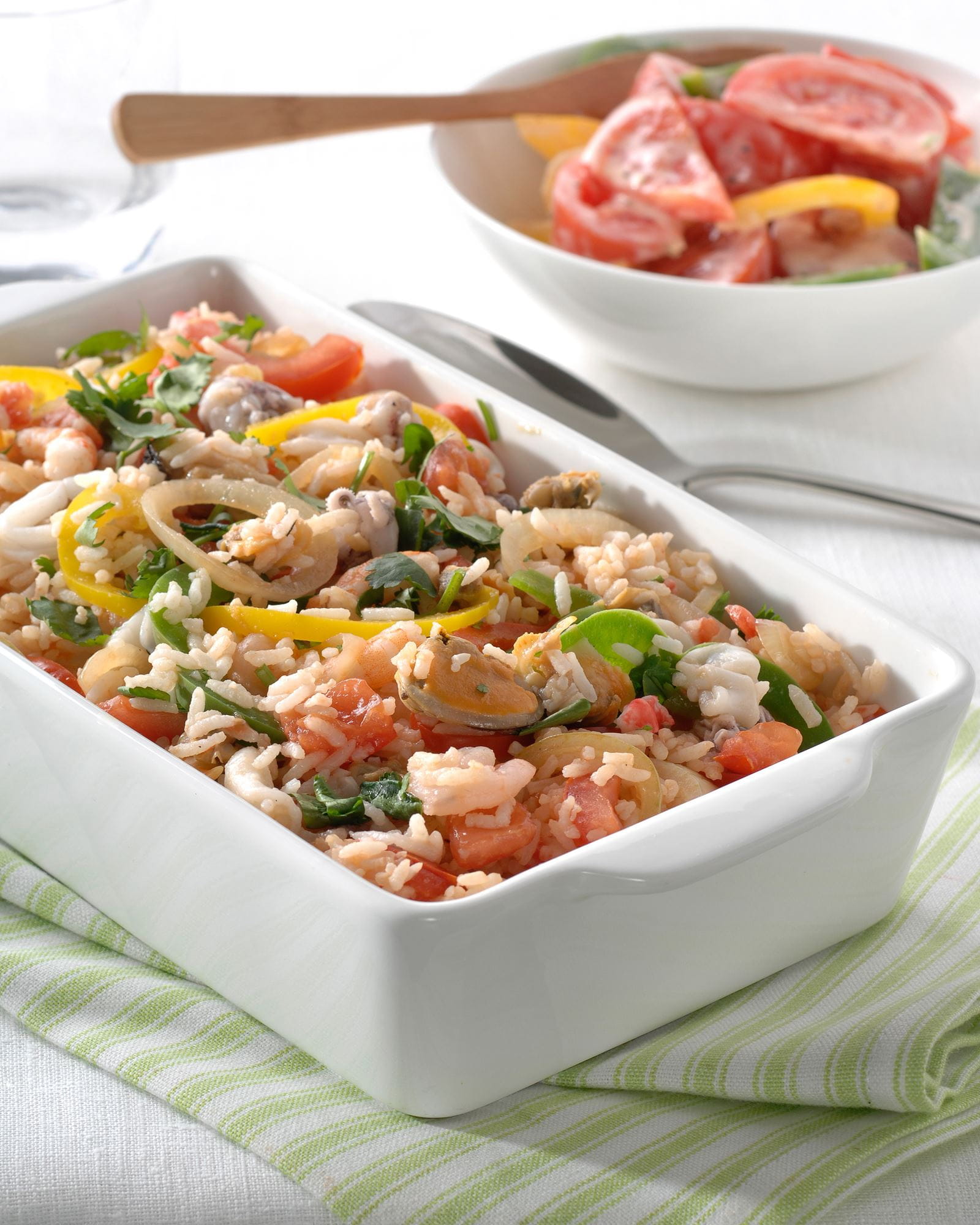 recipe image Pilaf de fruits de mer, salade de poivrons, coriandre et tomate