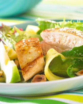 recipe image Salade frisée estivale au poulet rôti, mangue, pomme et cacahuètes