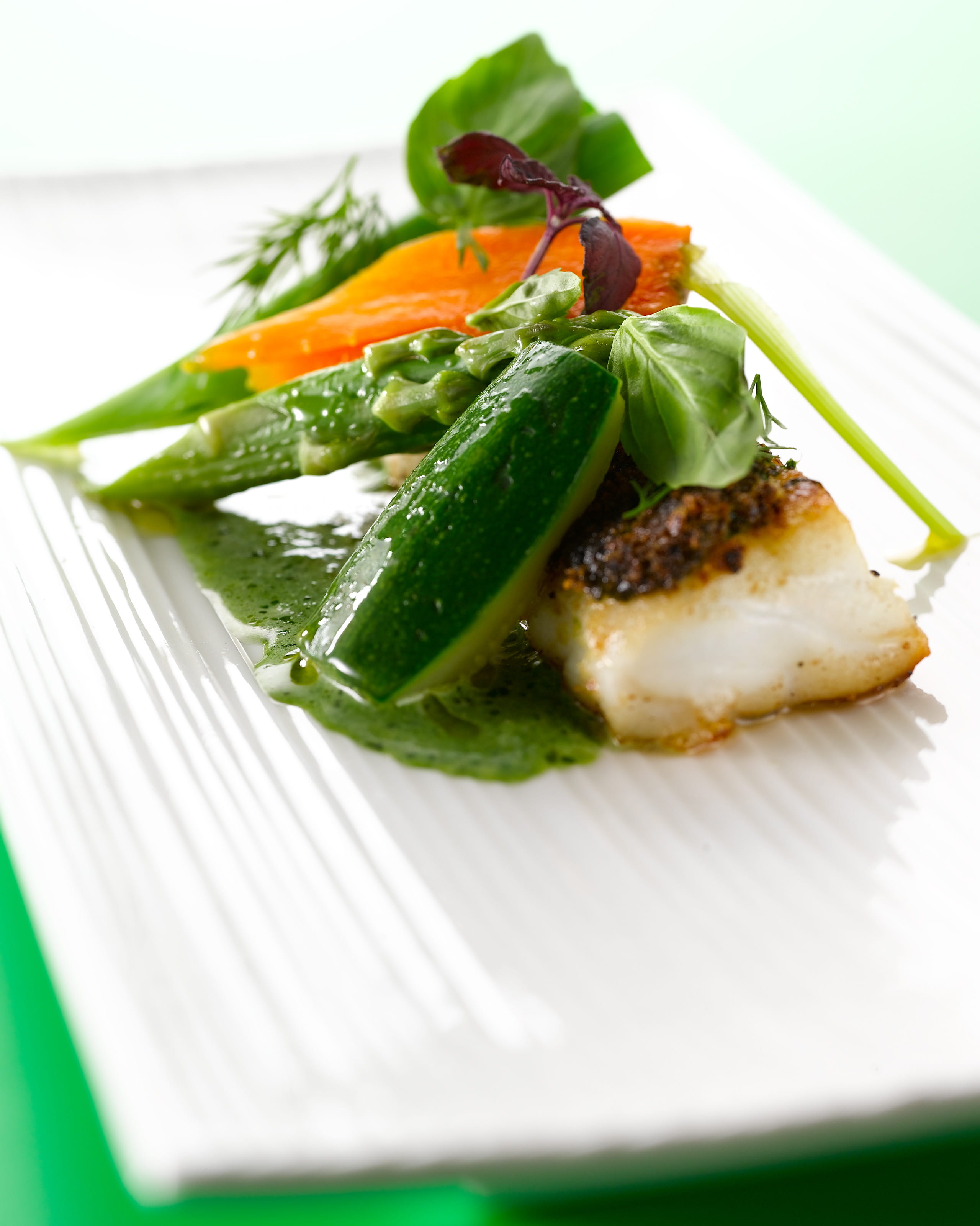 recipe image Cabillaud en croûte d’herbes aux petits légumes et crème de persil plat
