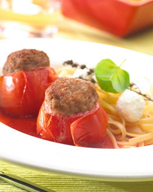recipe image Tomates farcis au haché, à la sauce tomate et nouilles