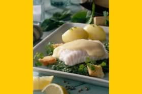 Filets de cabillaud aux épinards à la crème, sauce hollandaise et croûtons Filets de cabillaud aux épinards à la crème, sauce hollandaise et croûtons