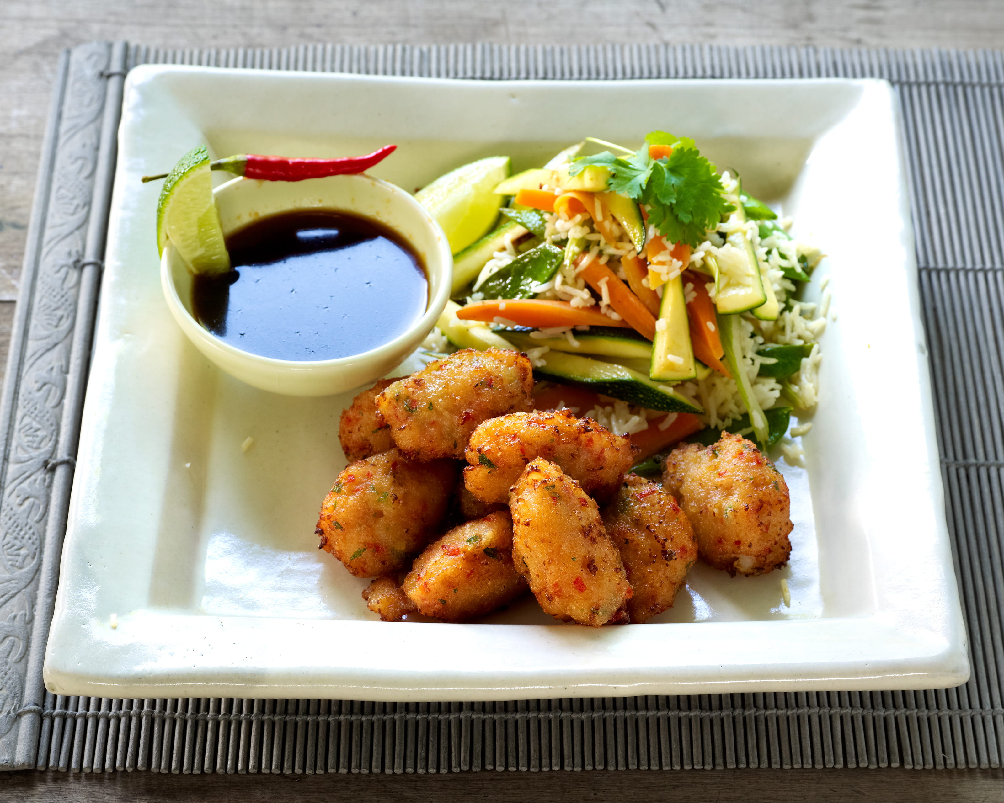 recipe image Boulettes de scampi frites, sauce dip sucrée au soja et légumes au wok