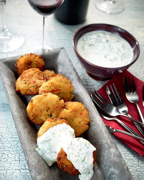 recipe image Crab cakes cajuns, mayonnaise aux herbes fraîches et citron vert