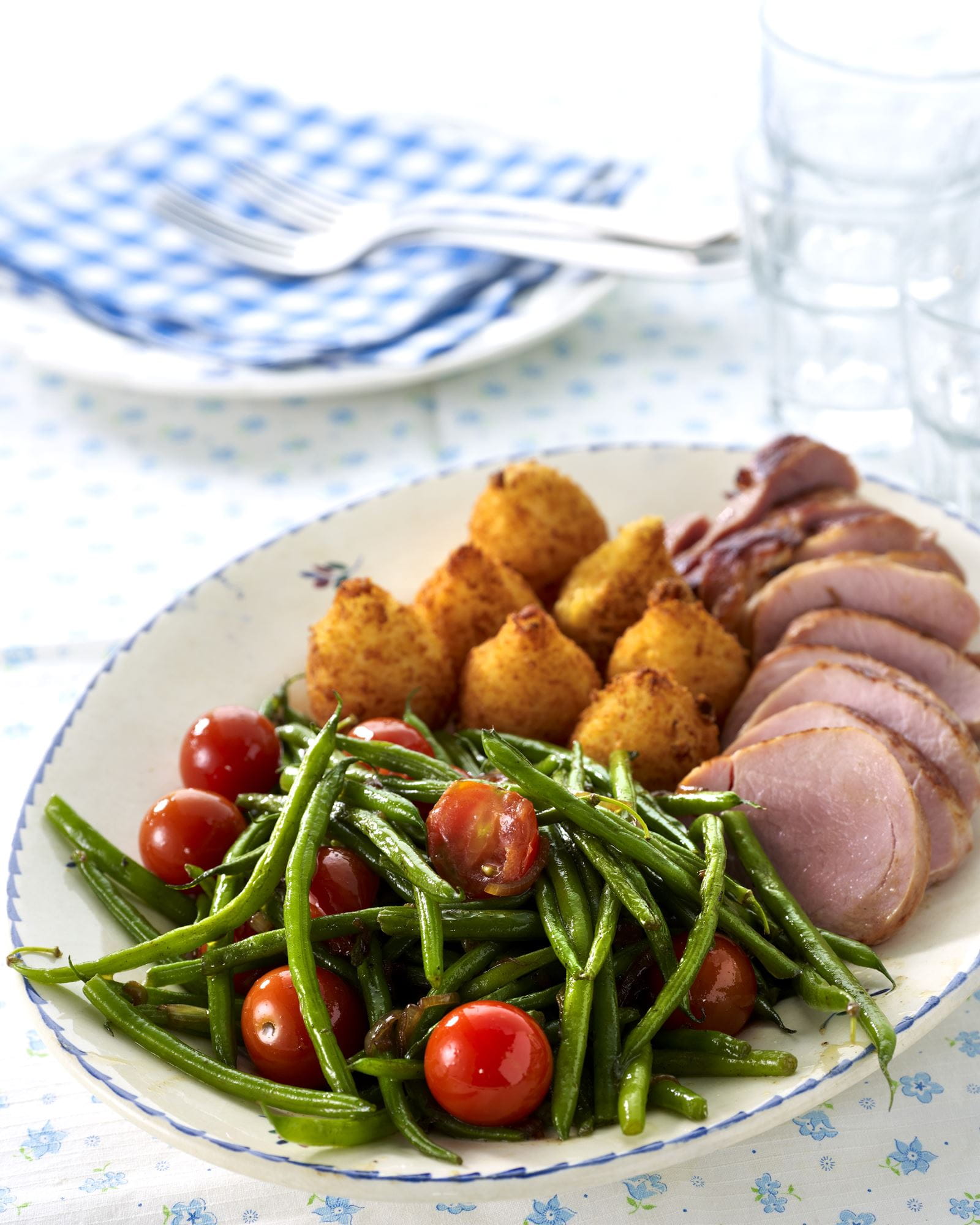 recipe image Filet de porc sauce moutarde, haricots verts à la tombée de tomate et croquettes