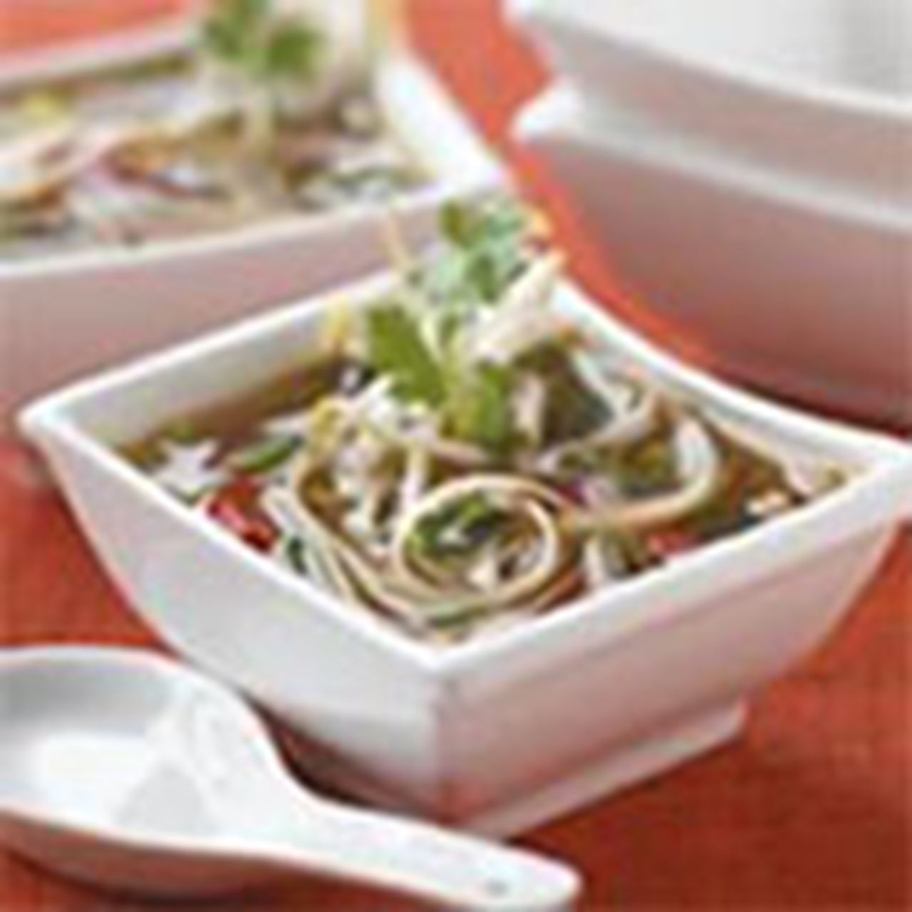 recipe image Soupe aux nouilles parfumée et épicée à la thaïlandaise