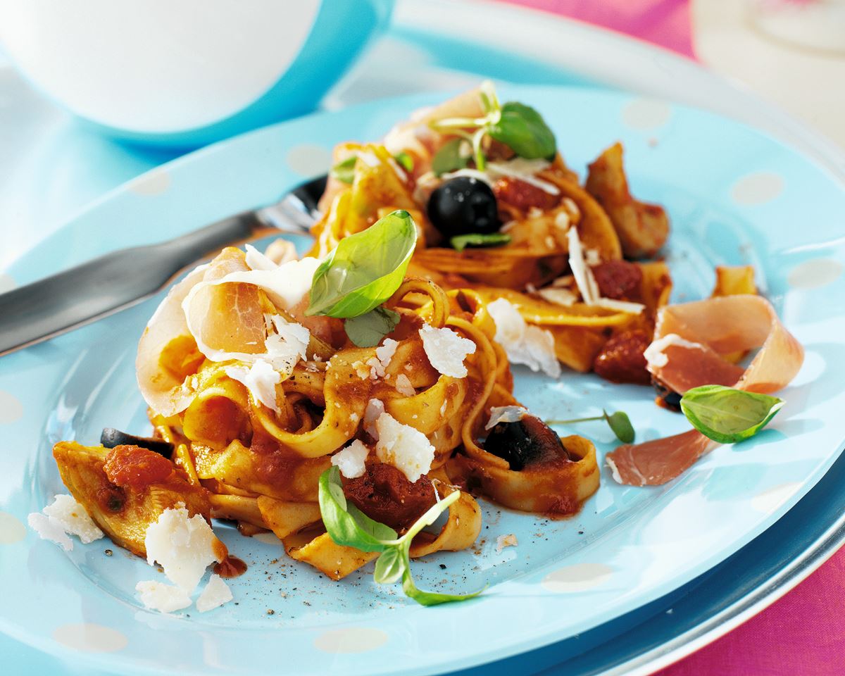 Pâtes à la sauce tomate basilic avec des artichauts et du jambon de Parme