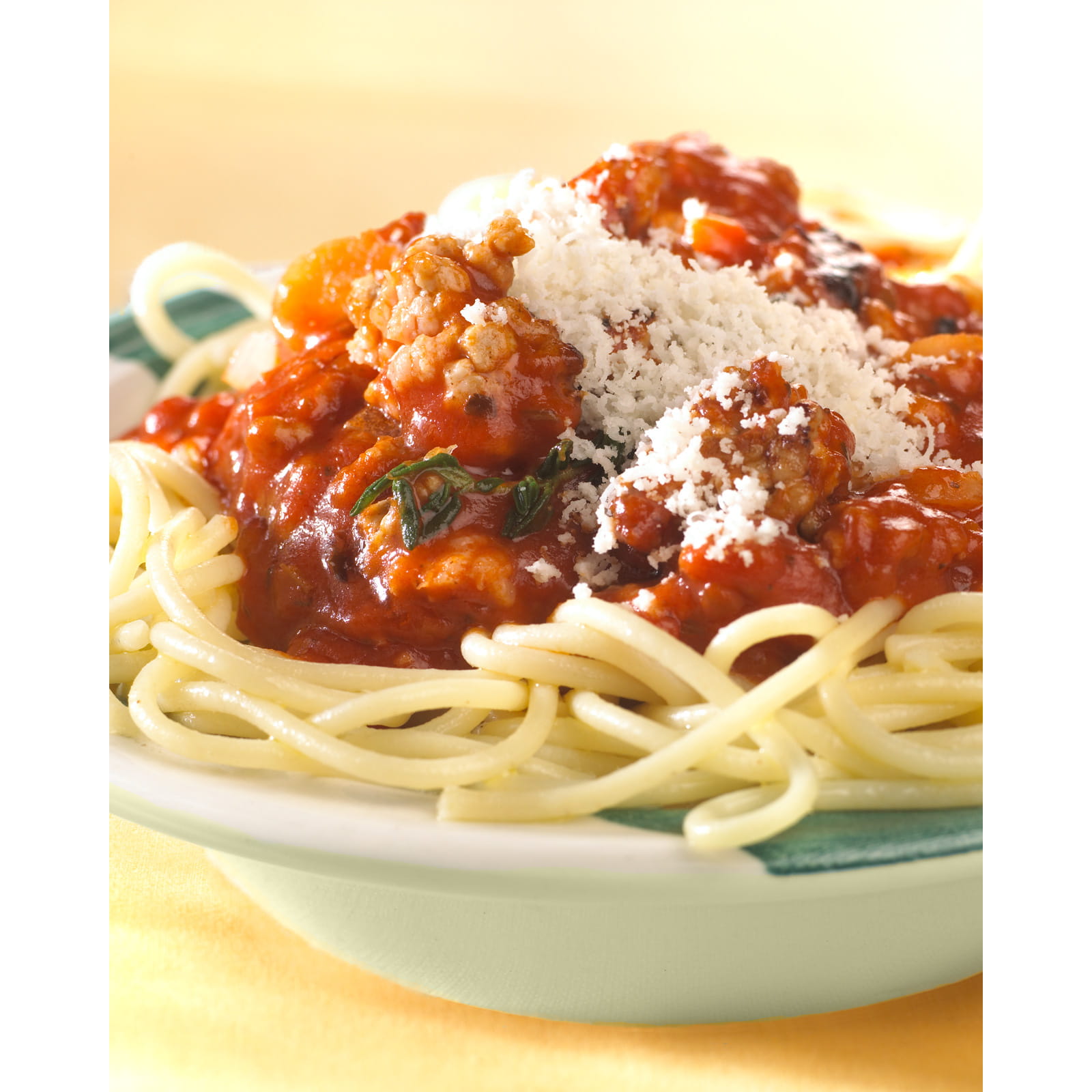 recipe image Spaghetti à la sauce tomate, viande d'agneau hachée, épinards et parmesan