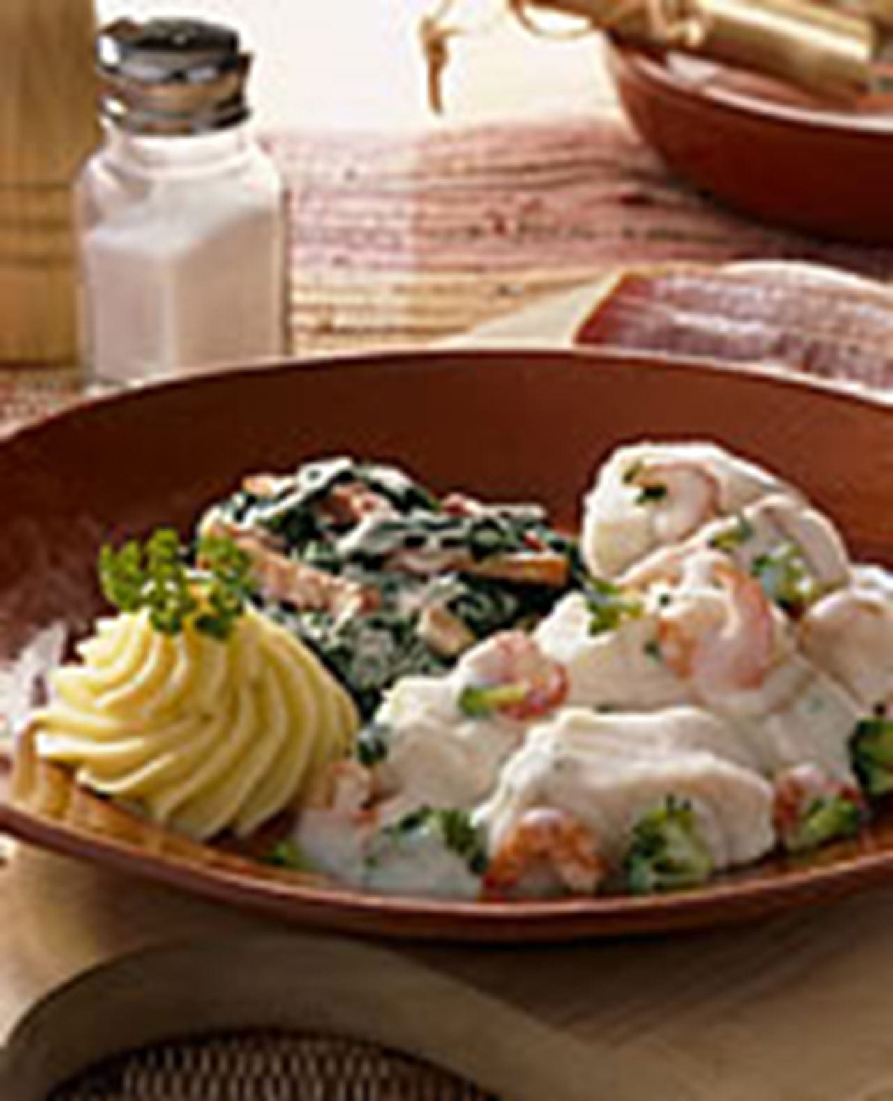recipe image Cassolettes de poisson aux crevettes, épinards et tranches de lard