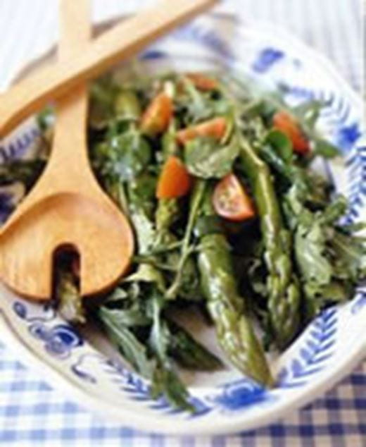 recipe image Asperges au vert avec tomates-cerises et vinaigrette aigre-douce